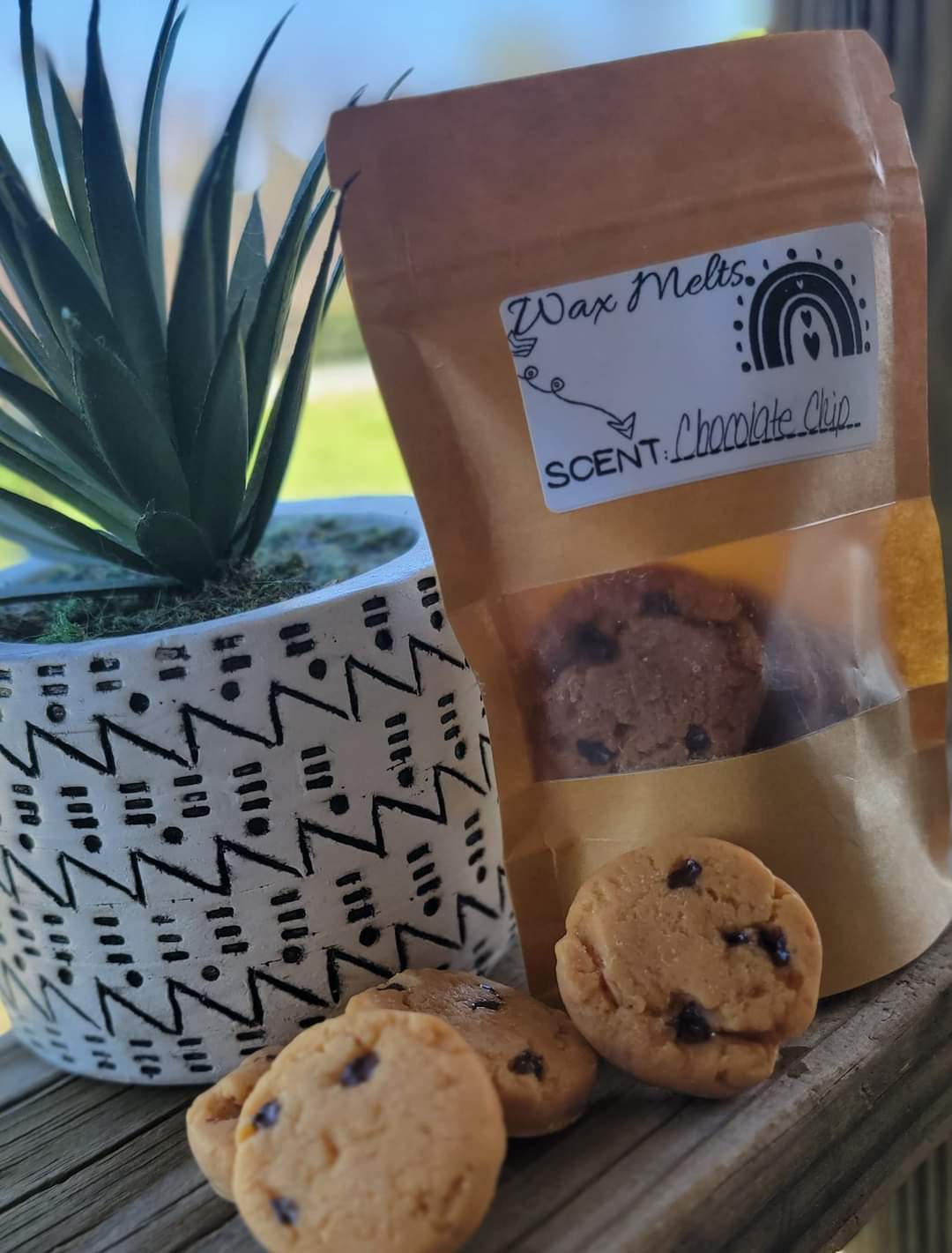 Wax melts that look and smell like chocolate chip cookies.